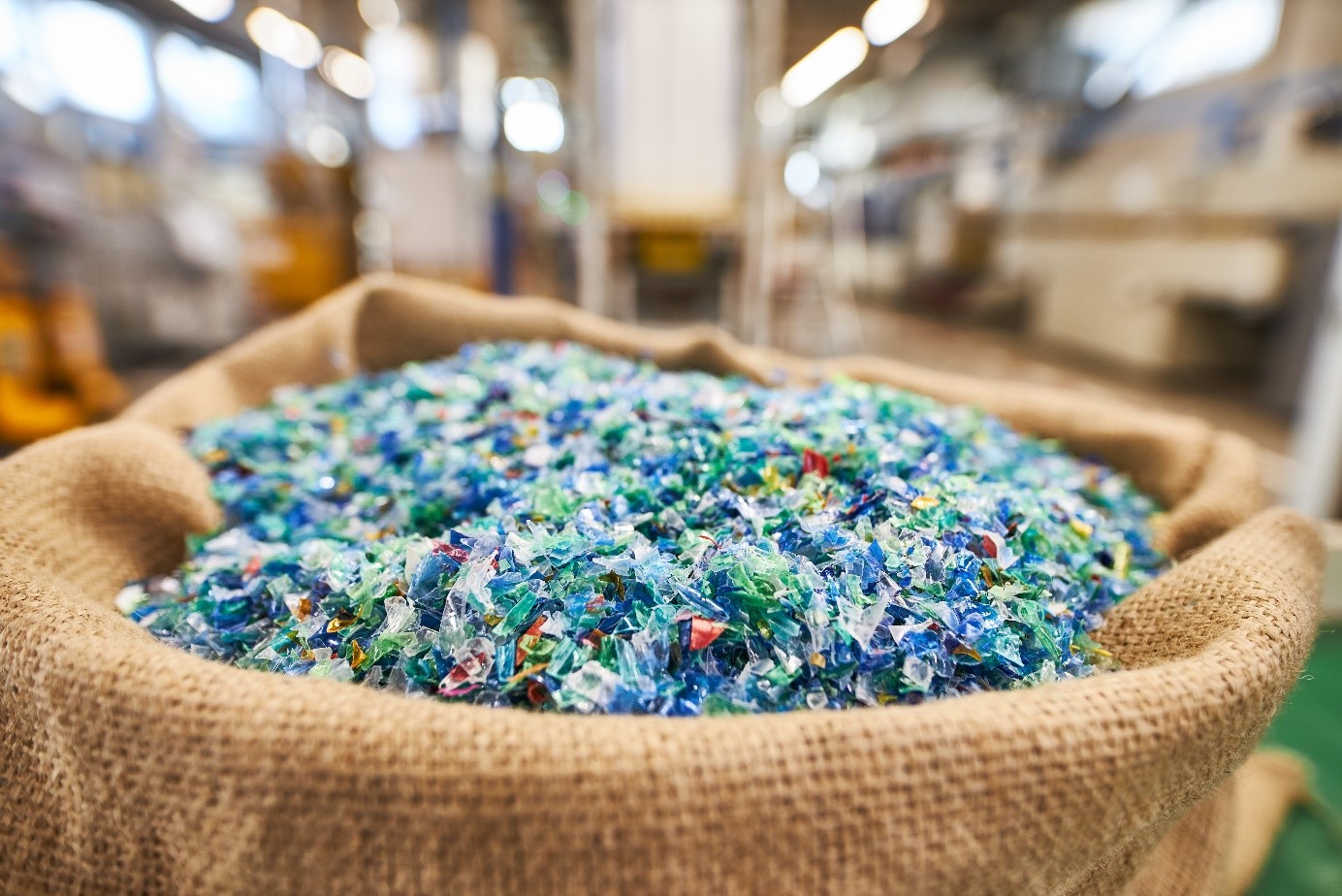 farbige PET Flakes in Beutel